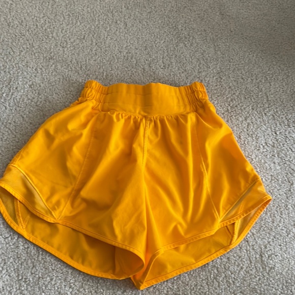 lululemon athletica Pants - LuLulemon Hotty Hot LR Short 4’ Size 0 Color Clementine